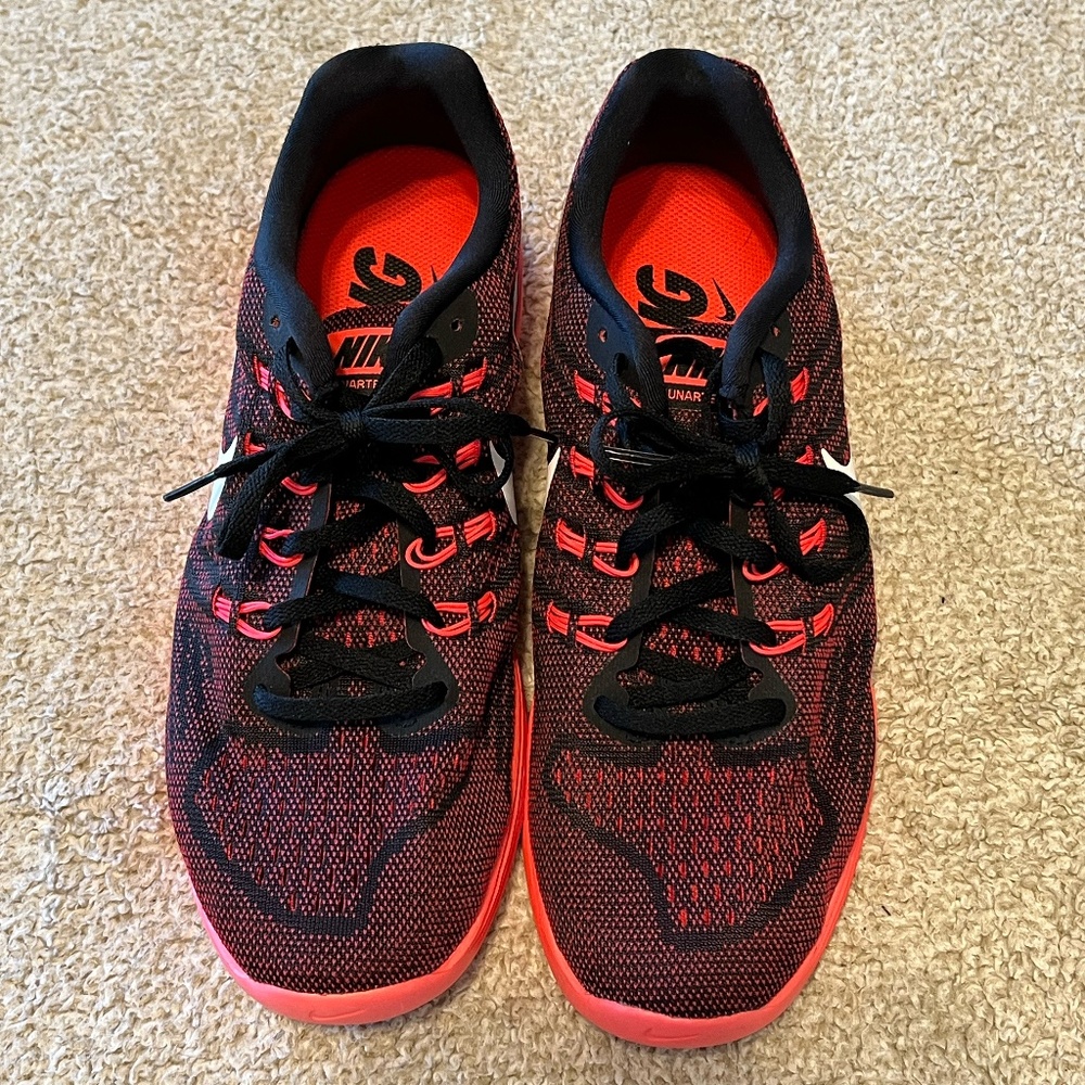 NWOT Nike Bright Coral and Black Running Sneaker